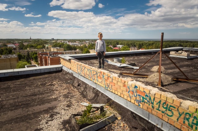 Mažasis urbanistikos tyrinėtojas ant ligoninės stogo